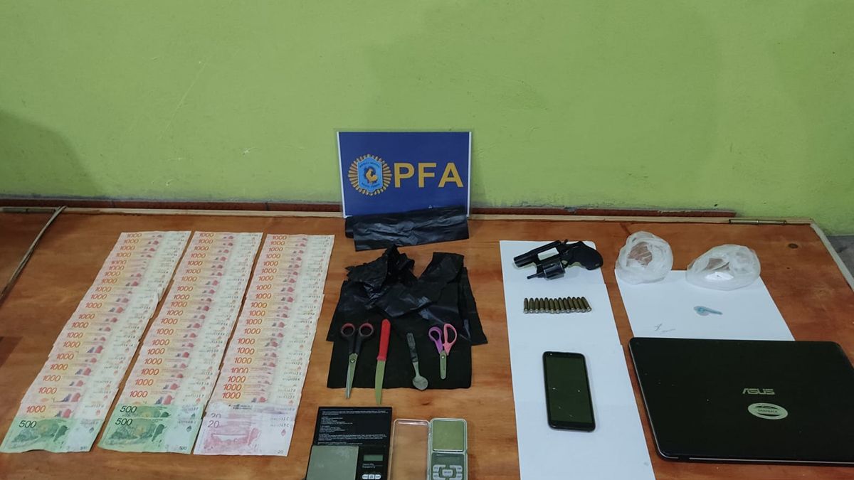 Los federales pudieron determinar que las maniobras de acopio, corte y comercialización de la droga se realizaban en cinco viviendas ubicadas en el barrio Tres de Febrero y sus alrededores. Los federales pudieron determinar que las maniobras de acopio, corte y comercialización de la droga se realizaban en cinco viviendas ubicadas en el barrio Tres de Febrero y sus alrededores.