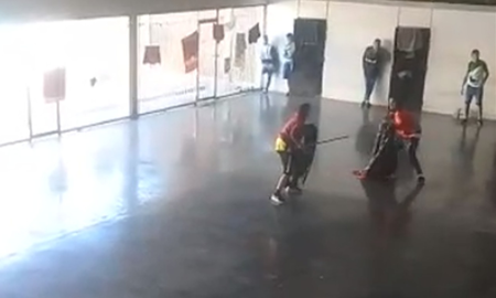 Video: dos presos se enfrentaron a cuchillazos en un penal en Chaco y uno murió Video: dos presos se enfrentaron a cuchillazos en un penal en Chaco y uno murió