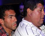 Carlos Tévez junto a Segundo, su padre. Carlos Tévez junto a Segundo, su padre.