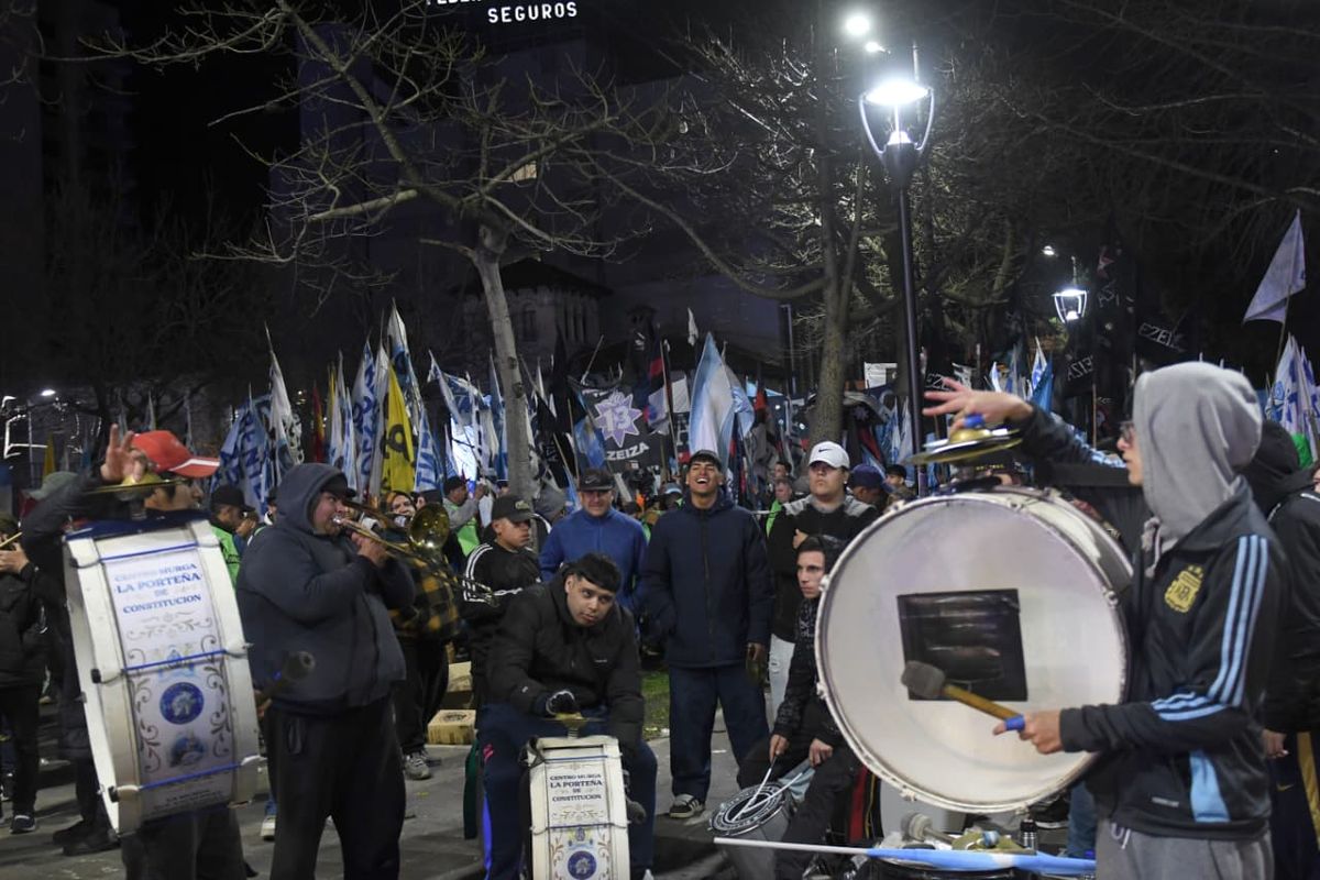 Festejos en el bunker de Fuerza Patria tras las elecciones en Buenos Aires. Festejos en el bunker de Fuerza Patria tras las elecciones en Buenos Aires.