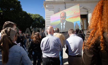 Militantes perottistas siguieron el discurso del gobernador desde la explanada de la Legislatura. Militantes perottistas siguieron el discurso del gobernador desde la explanada de la Legislatura.