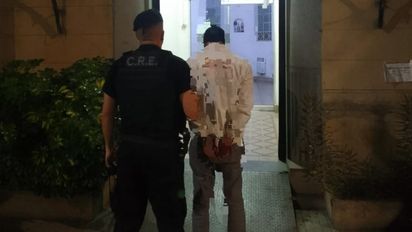 Andaba caminando por barrio Fomento 9 de Julio con un colchón robado, aparecieron los dueños e intentó fugarse