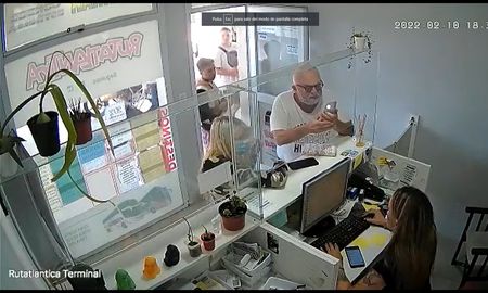 Organismos de derechos humanos repudiaron el hecho de violencia de género protagonizado por el presidente de la Liga Argentina por los Derechos Humanos (LADH), José Schulman, contra una trabajadora de la terminal de ómnibus de la localidad balnearia de Santa Clara del Mar. Organismos de derechos humanos repudiaron el hecho de violencia de género protagonizado por el presidente de la Liga Argentina por los Derechos Humanos (LADH), José Schulman, contra una trabajadora de la terminal de ómnibus de la localidad balnearia de Santa Clara del Mar.