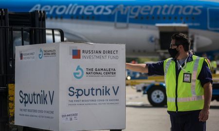 Arribó esta tarde, a las 16:24, al aeropuerto de Ezeiza el vuelo AR1065 de Aerolíneas Argentinas, proveniente de Moscú, cargado con 400.000 dosis del componente 2 de Sputnik V. Arribó esta tarde, a las 16:24, al aeropuerto de Ezeiza el vuelo AR1065 de Aerolíneas Argentinas, proveniente de Moscú, cargado con 400.000 dosis del componente 2 de Sputnik V.