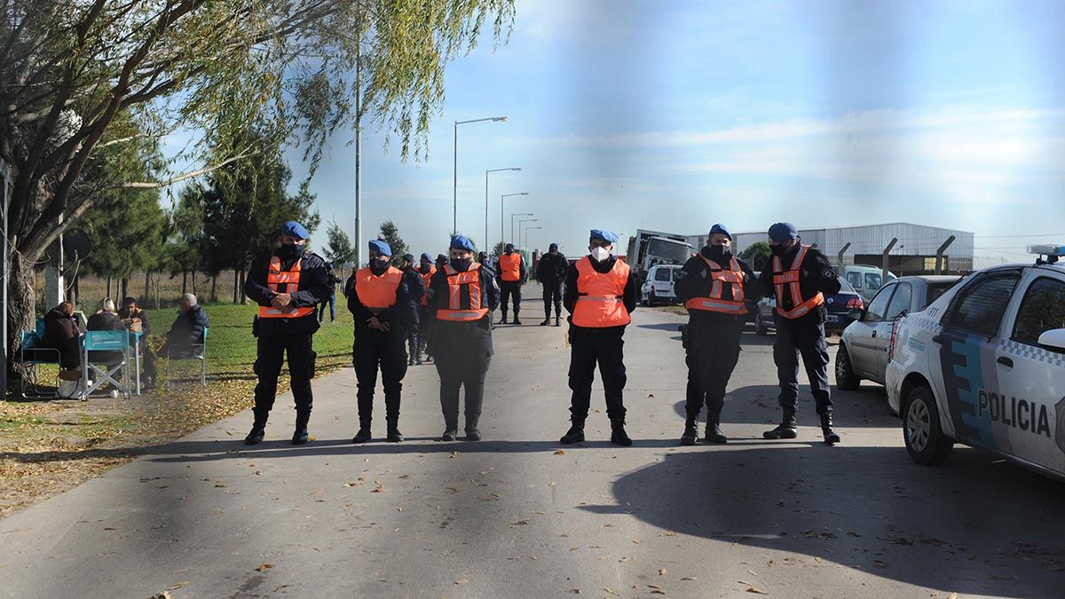 Más de 100 efectivos policiales realizaban este jueves un rastrillaje en dos predios ubicados en la localidad bonaerense de San Vicente en busca de restos de Tehuel De la Torre.
