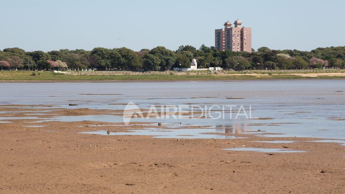 Una postal de la ciudad desde el islote de arena y barro que emergi&oacute; en el este de la Set&uacute;bal.