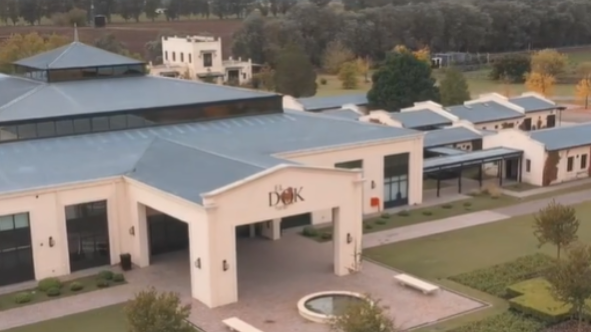 Dok Haras es una exclusiva estancia que se encuentra Pilar, a pocos kilómetros de Buenos Aires. Dok Haras es una exclusiva estancia que se encuentra Pilar, a pocos kilómetros de Buenos Aires.