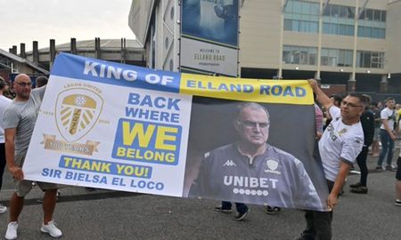 Los hinchas del Leeds se agolparon en el domicilio del entrenador santafesino para saludarlo tras el ascenso. Los hinchas del Leeds se agolparon en el domicilio del entrenador santafesino para saludarlo tras el ascenso.