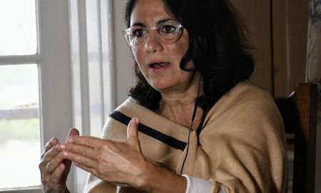 Dolores Etchevehere aseguró este lunes que continuará siendo parte del Proyecto Artigas, que apunta al desarrollo de la agroecología, y atribuyó parte de la disputa con sus hermanos al desacuerdo de ellos a la puesta en marcha de un emprendimiento que interpela el paradigma socioeconómico de la producción agropecuaria actual. Dolores Etchevehere aseguró este lunes que continuará siendo parte del Proyecto Artigas, que apunta al desarrollo de la agroecología, y atribuyó parte de la disputa con sus hermanos al desacuerdo de ellos a la puesta en marcha de un emprendimiento que interpela el paradigma socioeconómico de la producción agropecuaria actual.