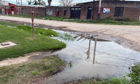 Vecinos de la zona de Diagonal Aguado y French, en el norte de la ciudad de Santa Fe, denuncian problemas de drenaje, caños rotos y calles con desniveles que provocan anegamientos.