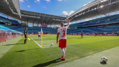 Estadios desolados, barbijos y festejos de gol con distanciamiento en la vuelta de la Bundesliga