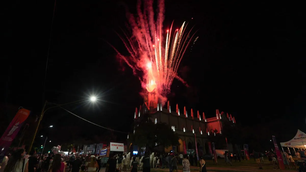 Con un show de fuegos artificiales qued&oacute; inaugurada la primera noche del Festival Folkl&oacute;rico de Guadalupe.