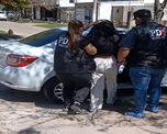 Policías de la PDI al detener a la sospechosa del homicidio. Policías de la PDI al detener a la sospechosa del homicidio.