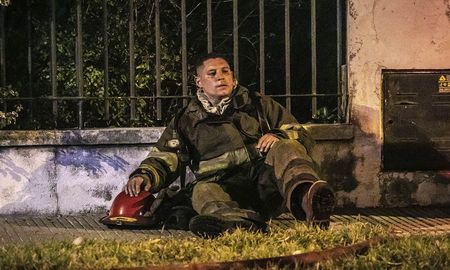La imagen que lo dice todo. Un bombero se muestra exhausto luego de sofocar el incendio de una vivienda en Santo Tomé este miércoles. La imagen que lo dice todo. Un bombero se muestra exhausto luego de sofocar el incendio de una vivienda en Santo Tomé este miércoles.