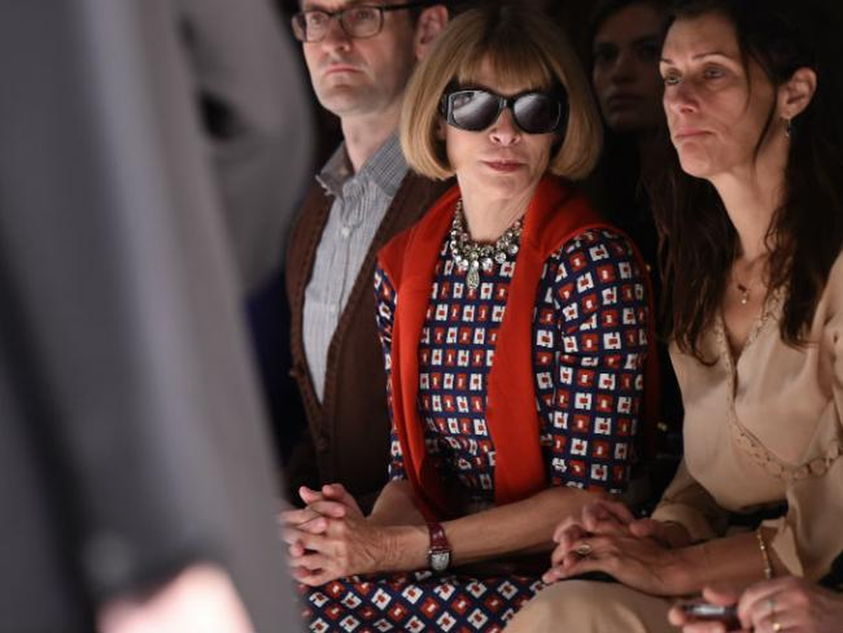 Anna Wintour es una escritora, periodista y directiva británica que ejerce como editora jefa de la edición estadounidense de la revista Vogue.