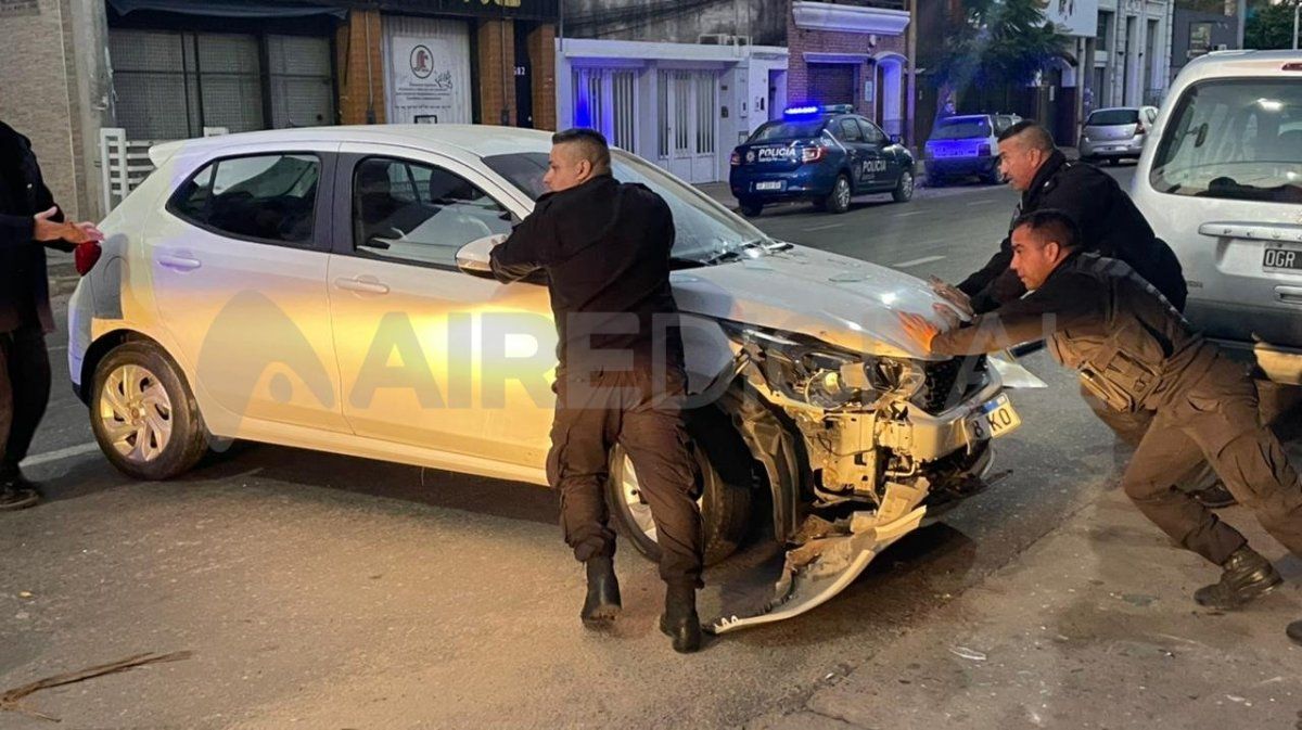 Los policías quitaron el coche del frente del edificio.