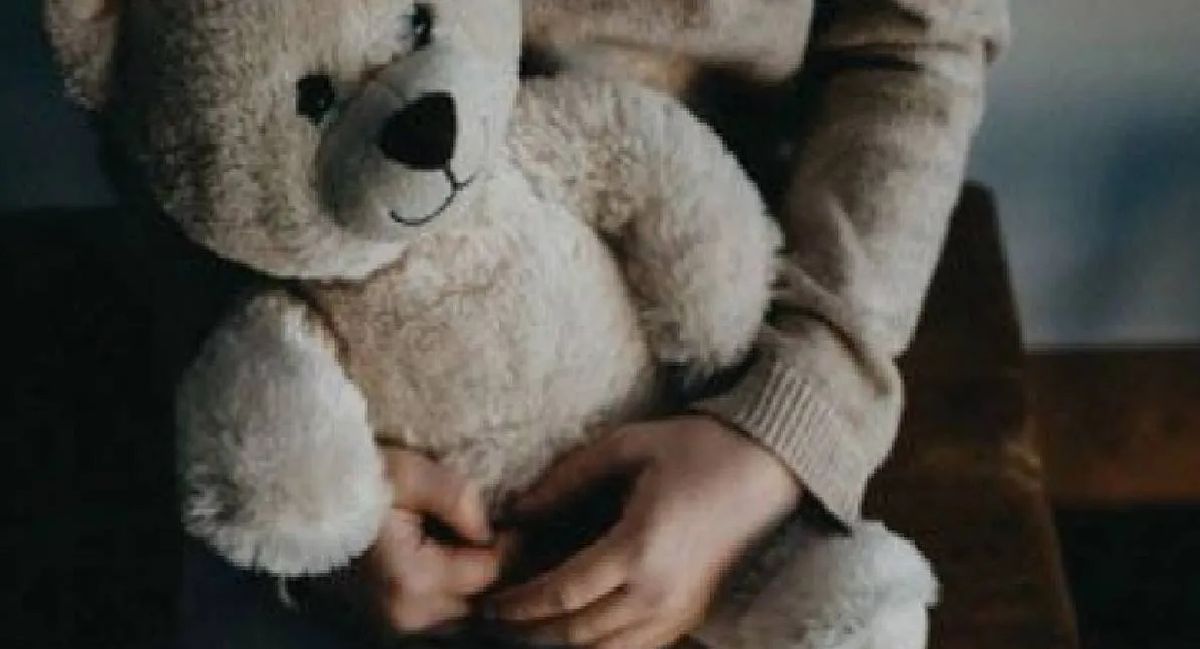 Una nena de 4 años estaba jugando en lo de su abuela y descubrieron que había sido violada: A mi peluche le duele