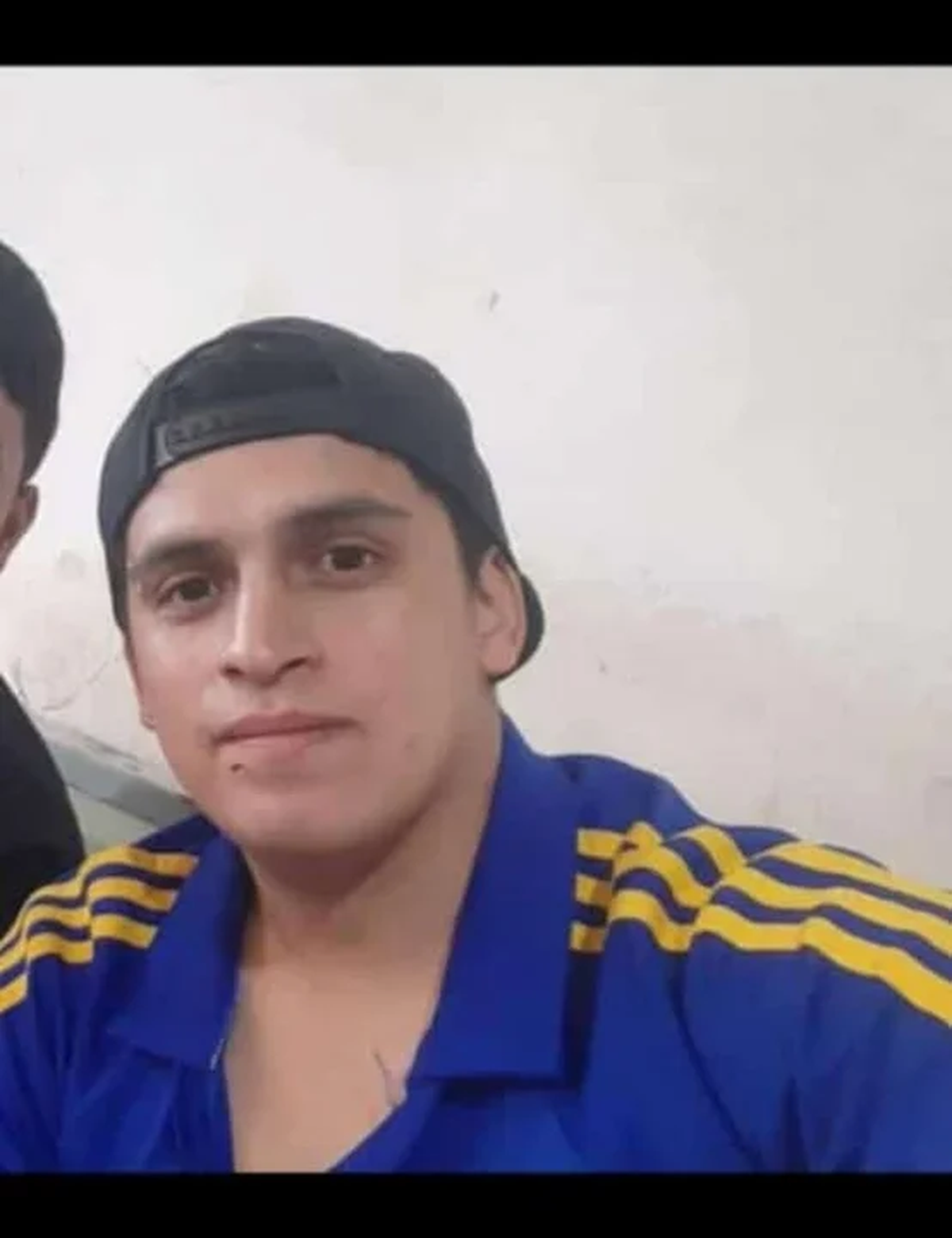 El joven de 27 años iba caminando con un amigo cuando le dispararon desde un auto.