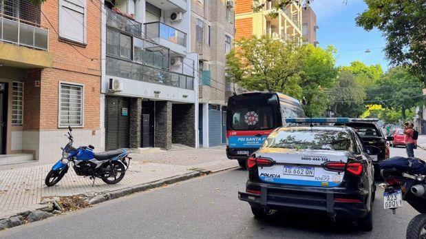 Una joven de 22 años fue hallada muerta en su casa y su pareja murió tras caer desde un edificio en Rosario.