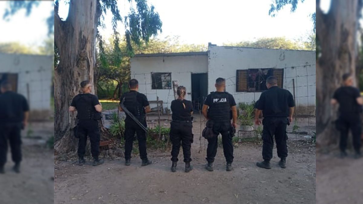 Los policías llegaron en horas de la tarde y requisaron el domicilio. Los policías llegaron en horas de la tarde y requisaron el domicilio.