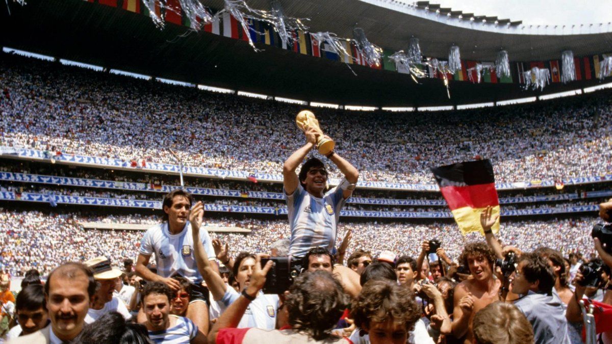 Diego Armando Maradona nació el 30 de octubre de 1960 en Lanús. Ganó la Copa Mundial de la FIFA de México 1986 y es considerado el futbolista argentino más grande de todos los tiempos.