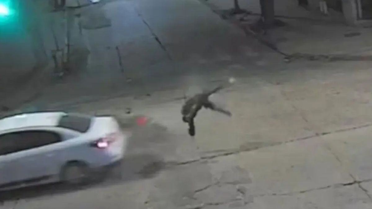 Impactante accidente entre un auto y una moto en Córdoba.