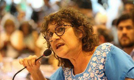 La secretaria de Amsafe se mostró en desacuerdo con la medida que deslizó el fin de semana la ministra Adriana Cantero para ampliar el horario de las clases. La secretaria de Amsafe se mostró en desacuerdo con la medida que deslizó el fin de semana la ministra Adriana Cantero para ampliar el horario de las clases.