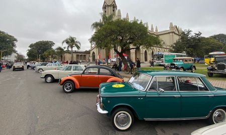 Una exposición única en Santa Fe: colectivos antiguos, autos y motos en la Basílica de Guadalupe. Una exposición única en Santa Fe: colectivos antiguos, autos y motos en la Basílica de Guadalupe.