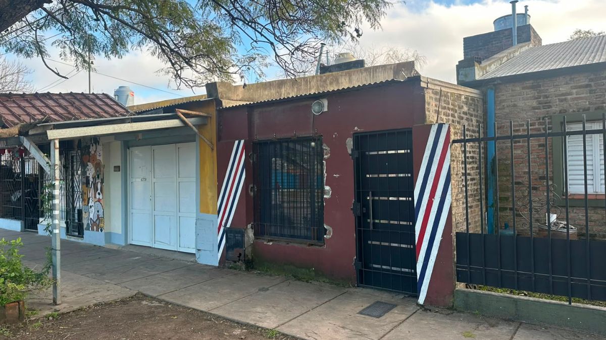 Te voy a pegar un tiro: violento robo en una barbería de barrio Los Troncos