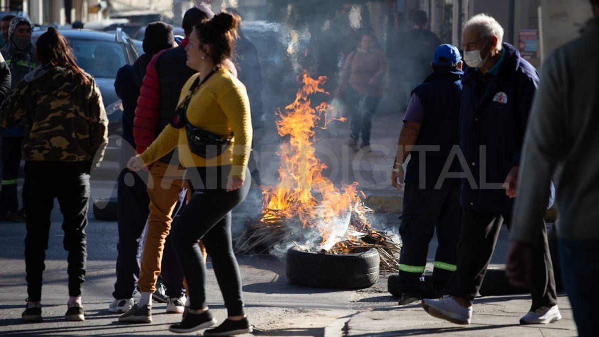 Cartoneros quemaron cubiertas y cortaron el tr&aacute;nsito frente a la Municipalidad de Santa Fe.