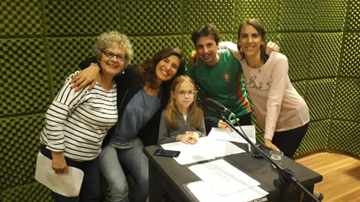El equipo que cuenta la historia de Araí y el Carpincho en la radio.