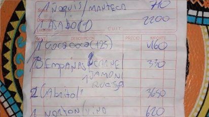 Indignación en Córdoba: fueron a comer a una parrilla, pagaron casi 9 mil pesos y le cobraron hasta el hielo