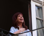 La ex presidenta Cristina Kirchner compartió un mensaje grabado durante la presentación en la Feria del Libro de una obra de ilustraciones sobre el balcón de San José 1111 del barrio de Constitución. La ex presidenta Cristina Kirchner compartió un mensaje grabado durante la presentación en la Feria del Libro de una obra de ilustraciones sobre el balcón de San José 1111 del barrio de Constitución.