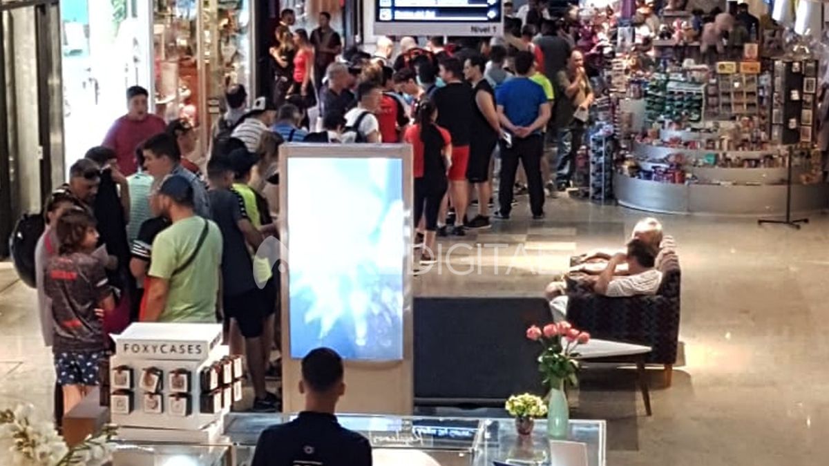 Los hinchas de Col&oacute;n formaron largas filas en el Shopping Del Sol para retirar las entradas