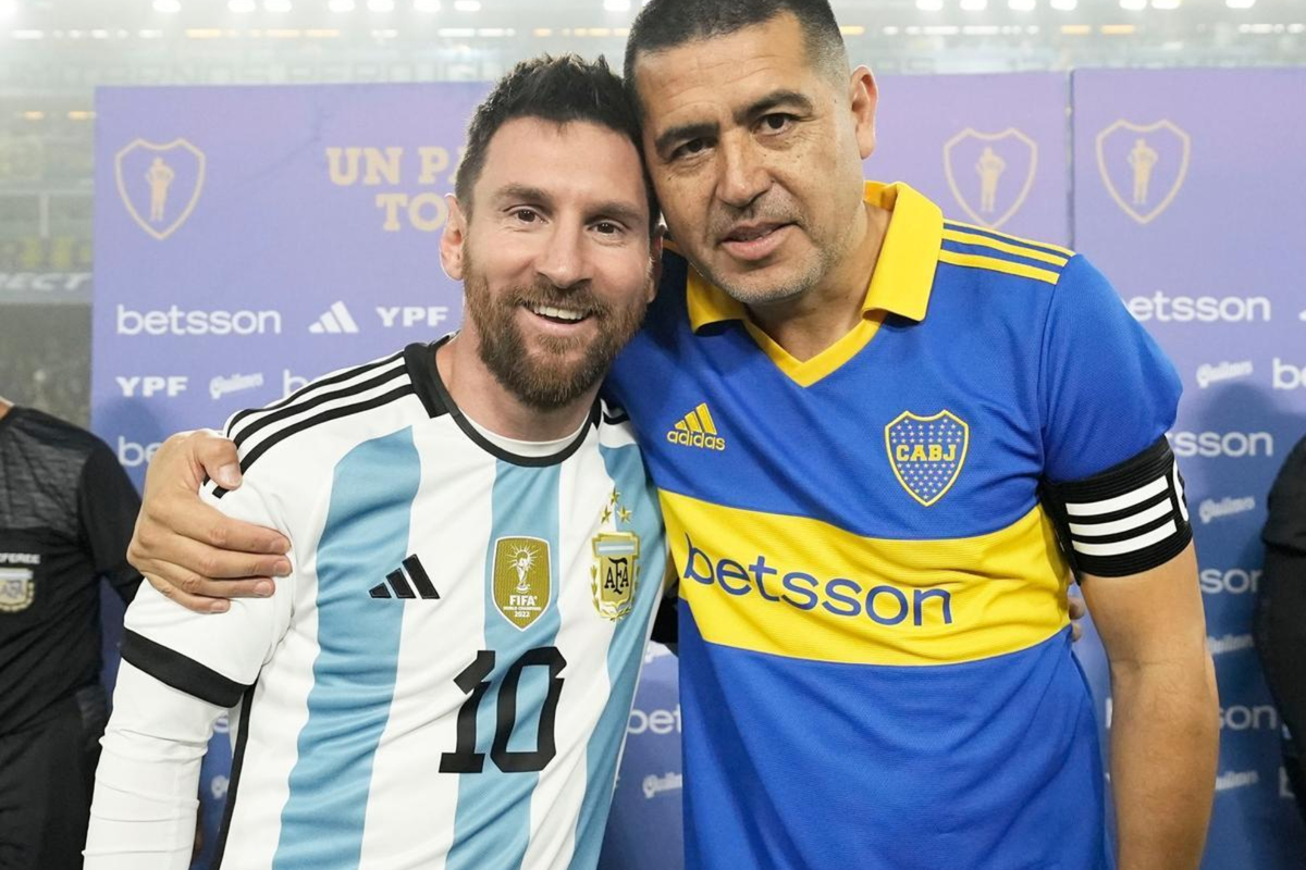 Lionel Messi junto a Juan Román Riquelme en la Bombonera.