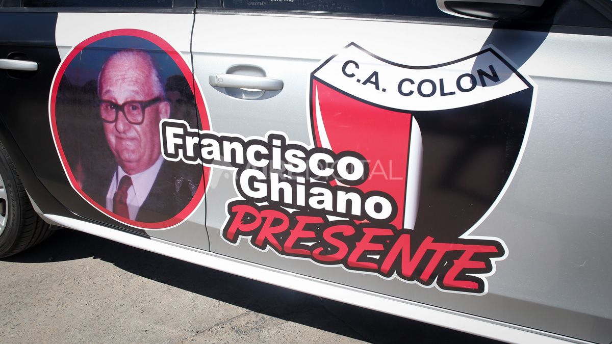 Los Ghiano rumbo a Paraguay en auto ploteado con los colores de la pasión