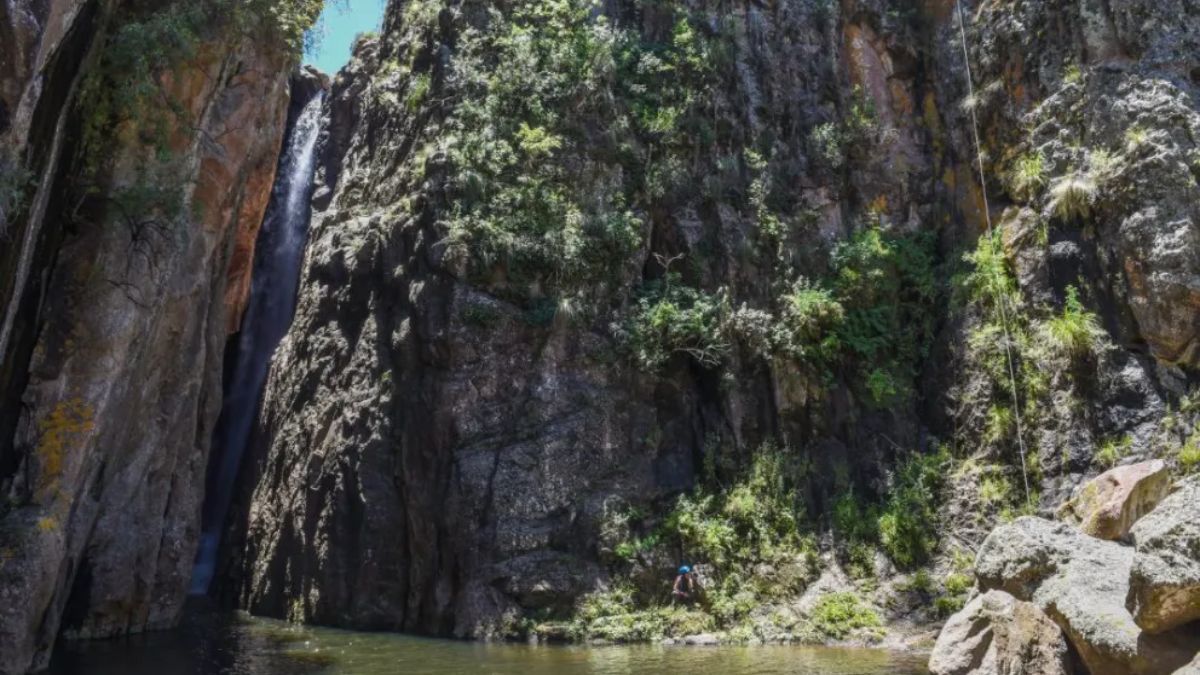 El Salto del Chispiadero suma visitantes cada temporada gracias a su entorno serrano y su caída de agua de 30 metros.