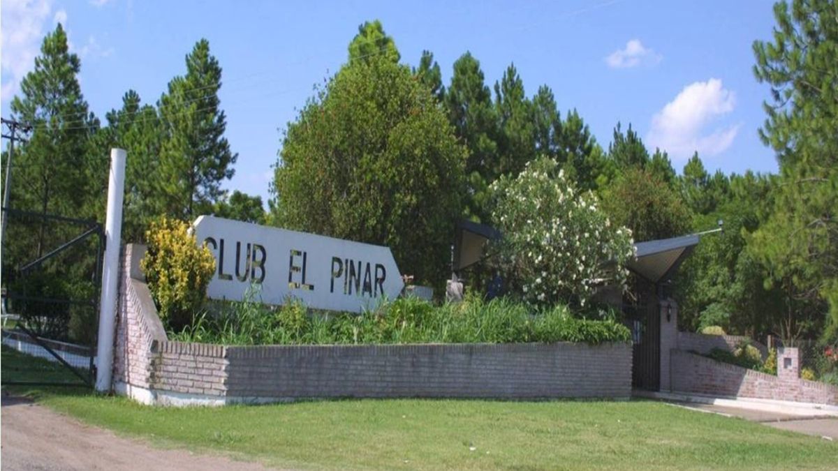 El country El Pinar está ubicado a la vera de la autopista Rosario-Santa Fe.&nbsp;