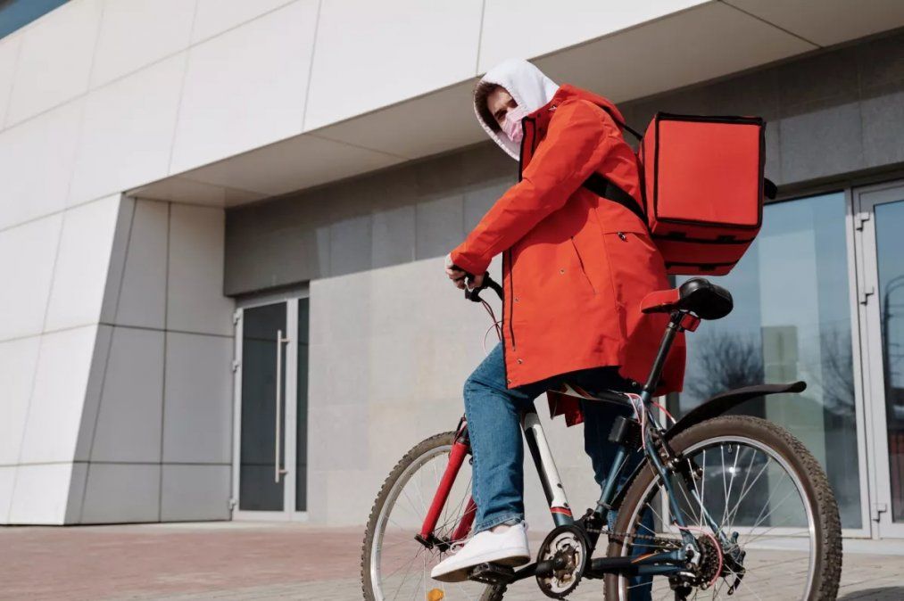 El dueño del hogar no sabía que su hija había pedido un sandwich.