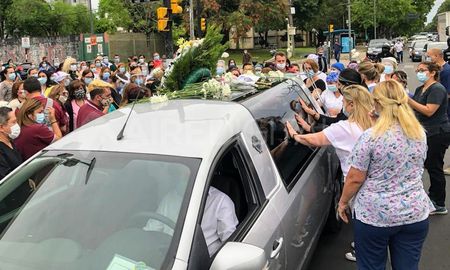 El coche fúnebre que trasladaba los restos de la enfermera se detuvo frente al Heca. El coche fúnebre que trasladaba los restos de la enfermera se detuvo frente al Heca.