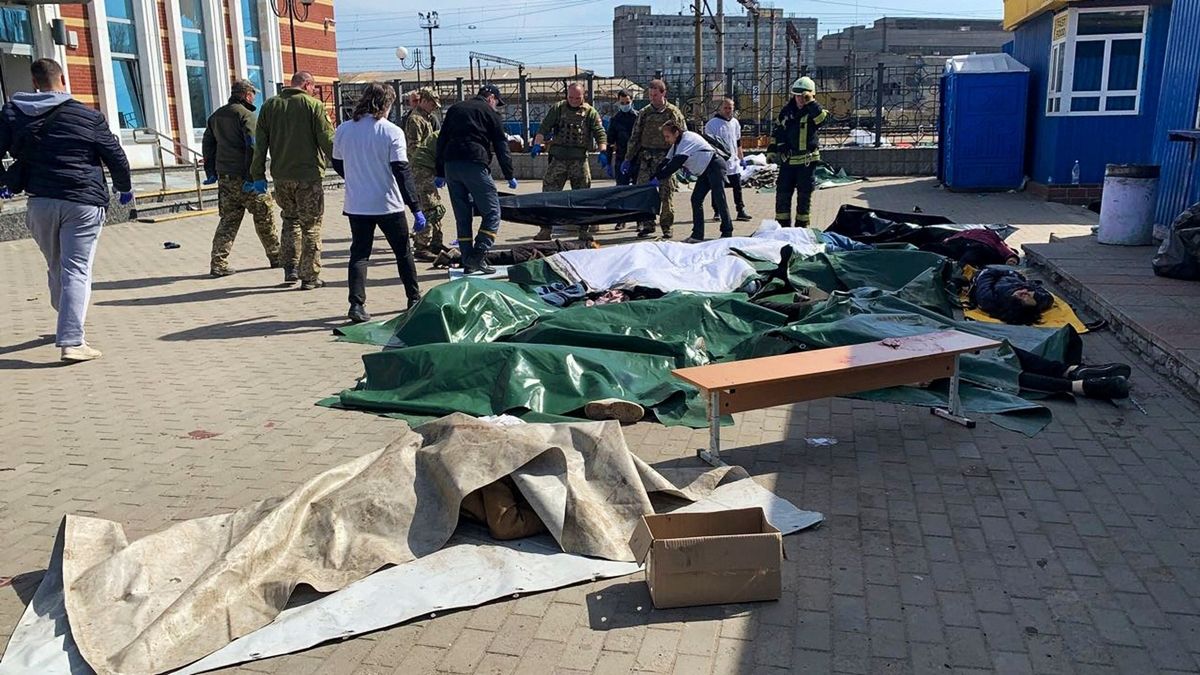 El interior de la estación estaba cubierto de sangre, a menudo pisoteada y extendida hacia la calle, debido al movimiento de los cuerpos, reportó la agencia francesa.