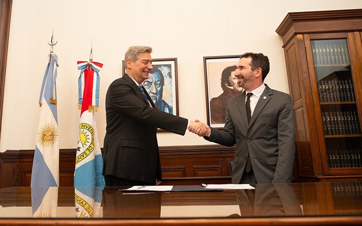 El presidente de la Corte Suprema Horacio Rosatti y el director de la Fundación Memoria del Holocausto Jonathan Karszenbaum firmaron el convenio de cooperación. El presidente de la Corte Suprema Horacio Rosatti y el director de la Fundación Memoria del Holocausto Jonathan Karszenbaum firmaron el convenio de cooperación.