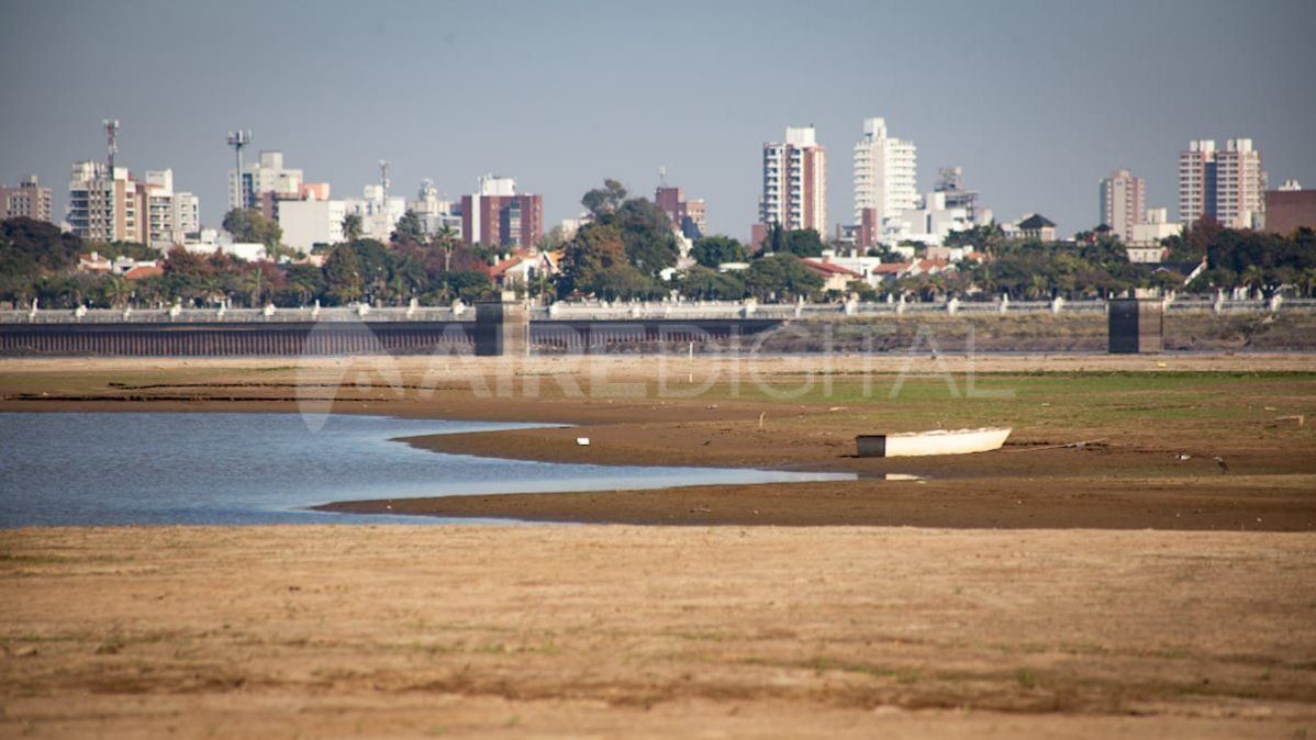El perfil de la ciudad desde el lecho de la laguna Sebútal en una bajante histórica.