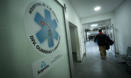 El oficial fue derivado al Hospital Cullen tras sufrir algunas heridas cortantes. El oficial fue derivado al Hospital Cullen tras sufrir algunas heridas cortantes.