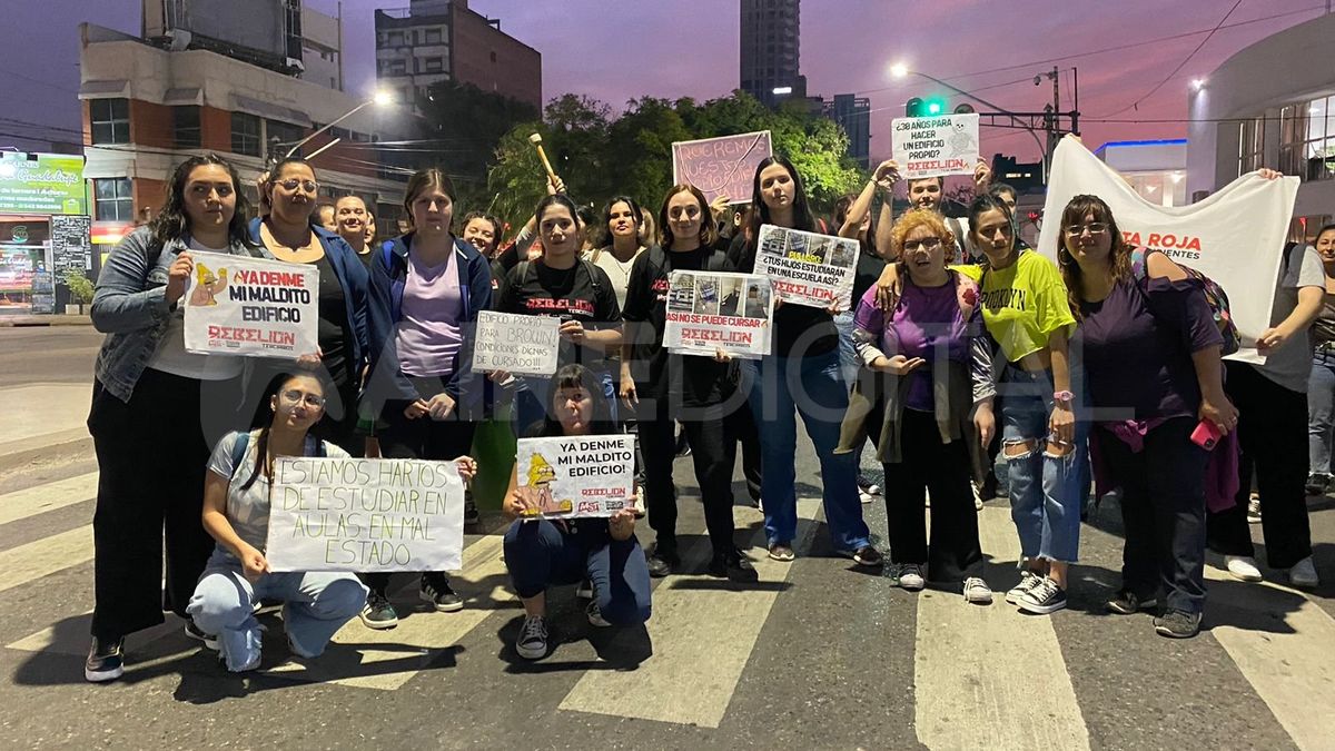 Los estudiantes decidieron llevar adelante cortes de tránsito en las intersecciones de Bulevar y Rivadavia y Bulevar y 25 de mayo