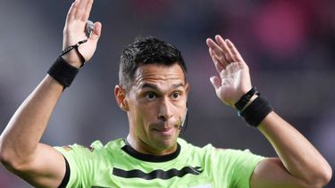 Facundo Tello aplicó la regla de los cincos segundos en el partido entre Canadá y Bosnia Herzegovina por el Mundial 2026. Facundo Tello aplicó la regla de los cincos segundos en el partido entre Canadá y Bosnia Herzegovina por el Mundial 2026.