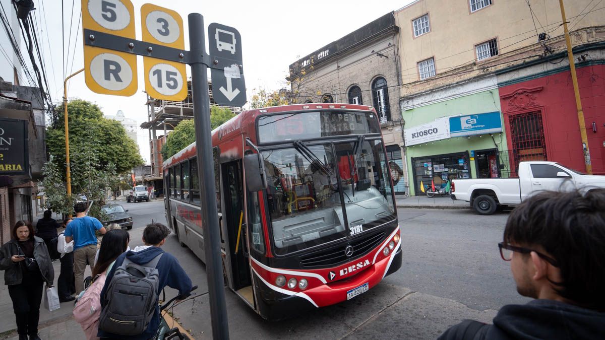 Las empresas pagan los sueldos y se desactiva el paro de colectivos en Santa Fe.