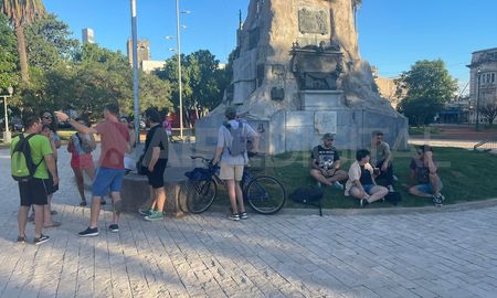Inquilinos autoconvocados adelantaron que realizarán una volanteada en la Peatonal San Martín. Inquilinos autoconvocados adelantaron que realizarán una volanteada en la Peatonal San Martín.