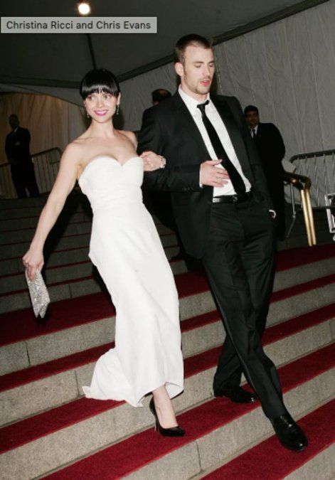 La actriz de Los Locos Addams junto a Chris Evans. 