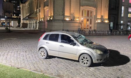 Así quedó el vehículo luego del incidente ocurrido en Bulevar Gálvez. Así quedó el vehículo luego del incidente ocurrido en Bulevar Gálvez.